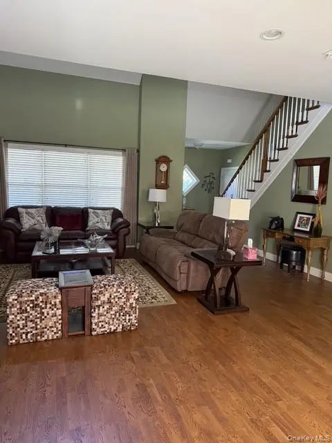 47 Stoneleigh DR, Riverhead, NY 11901