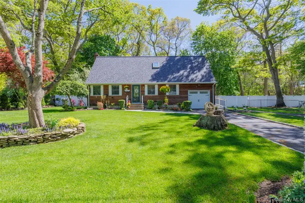 8 Loretta CT, Coram, NY 11727