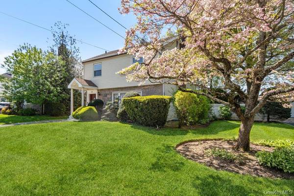 99 Norwood AVE, Malverne, NY 11565