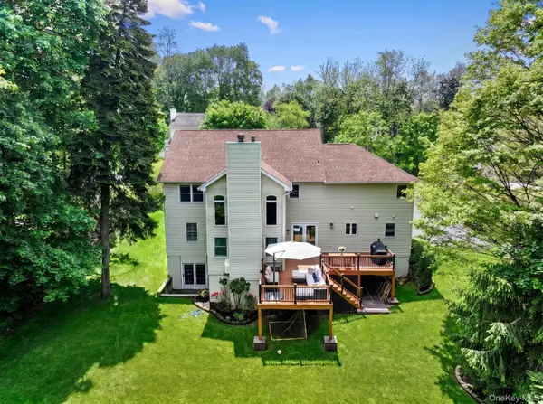 8 Drake LN, White Plains, NY 10607