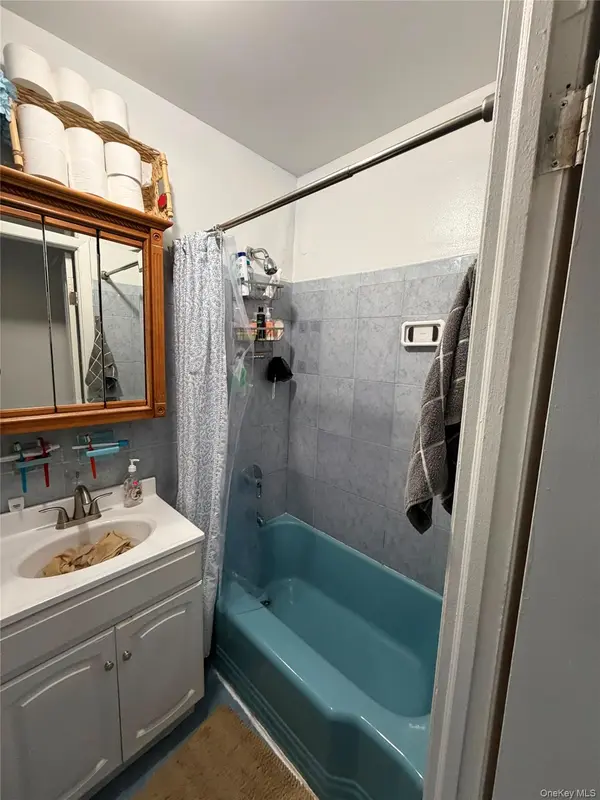 74-14 65th ST, Glendale, NY 11385