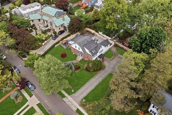 319 38th RD, Douglaston, NY 11363