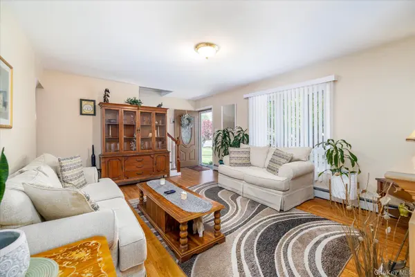 265 W Windsor Pkwy, Oceanside, NY 11572