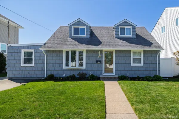 265 W Windsor Pkwy, Oceanside, NY 11572