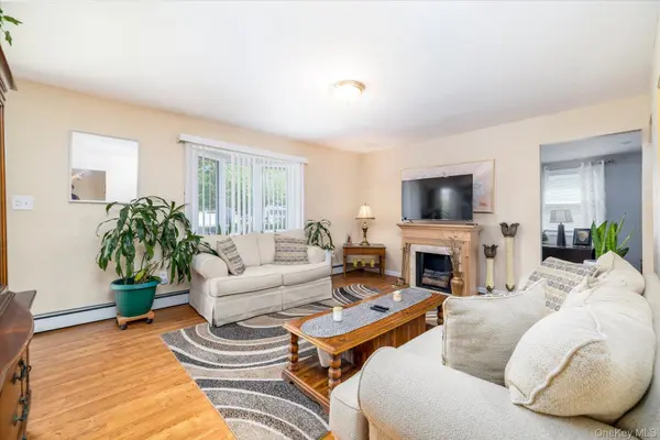 265 W Windsor Pkwy, Oceanside, NY 11572