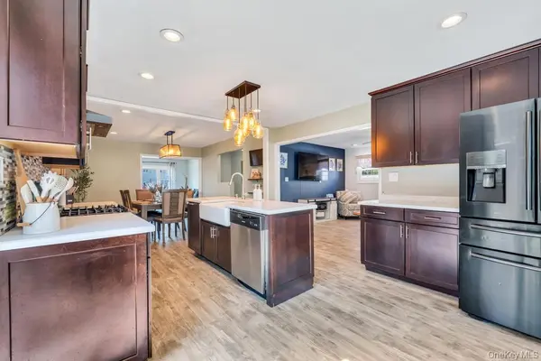 33 Peachtree LN, Hicksville, NY 11801