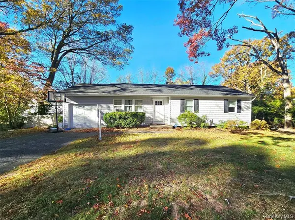 228 Hudson AVE, Lake Grove, NY 11755