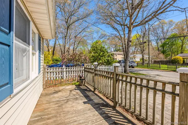 92 Wauwepex TRL, Ridge, NY 11961