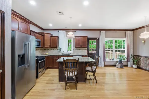 10 Village Gate WAY, Monroe, NY 10950