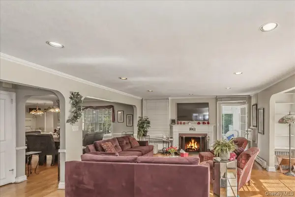 36 Roosevelt PL, Rockville Centre, NY 11570