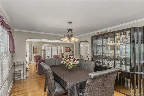 36 Roosevelt PL, Rockville Centre, NY 11570