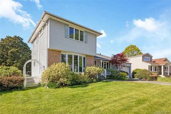 18 Tacoma LN, Syosset, NY 11791