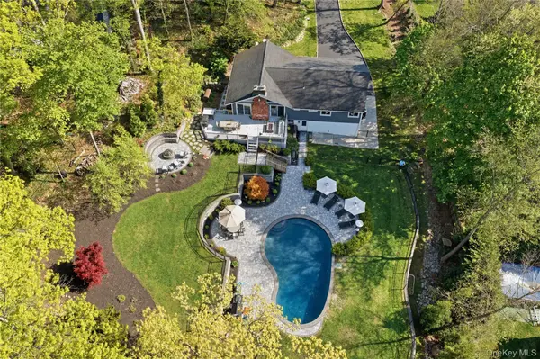 61 Bankside DR, Centerport, NY 11721