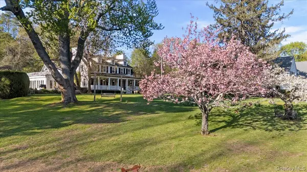 4 Roads End, Brookville, NY 11545