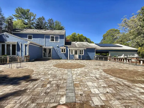 25 Lisa DR, Dix Hills, NY 11746