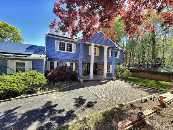 25 Lisa DR, Dix Hills, NY 11746