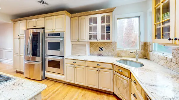 11 E Webster ST, Merrick, NY 11566