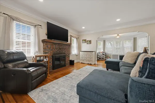 38-11 205th ST, Bayside, NY 11361