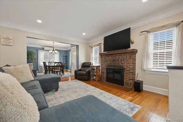 38-11 205th ST, Bayside, NY 11361