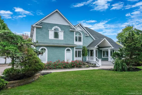6 Robert CT, Center Moriches, NY 11934