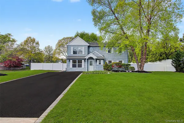 6 Lyons LN, Coram, NY 11727