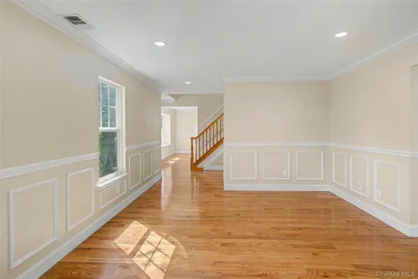 6 Lyons LN, Coram, NY 11727