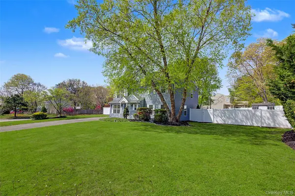 6 Lyons LN, Coram, NY 11727