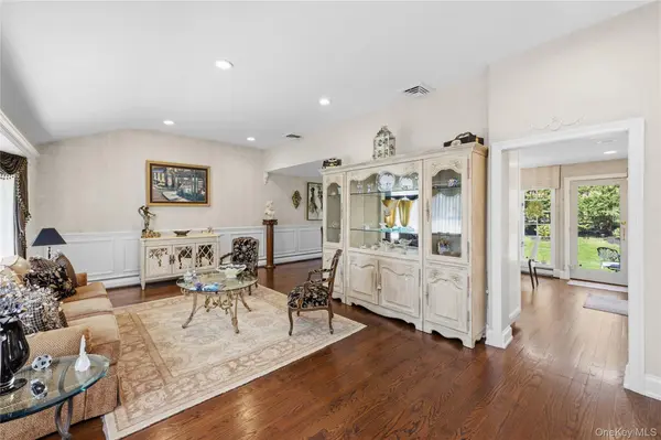 77 Lake DR, Manhasset Hills, NY 11040