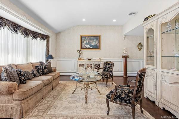 77 Lake DR, Manhasset Hills, NY 11040