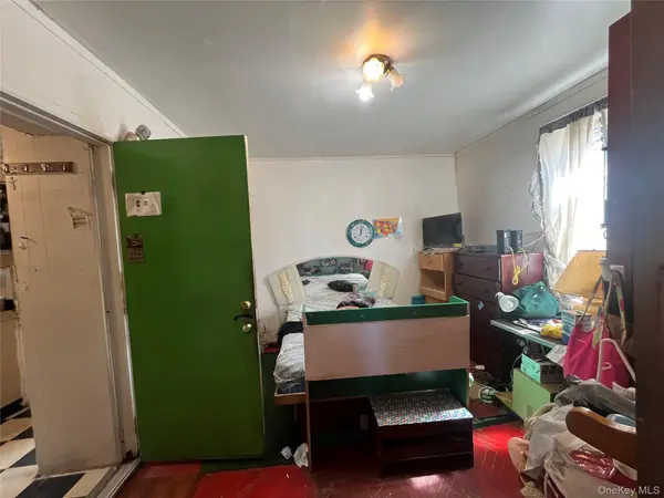 10438 202nd ST, Saint Albans, NY 11412