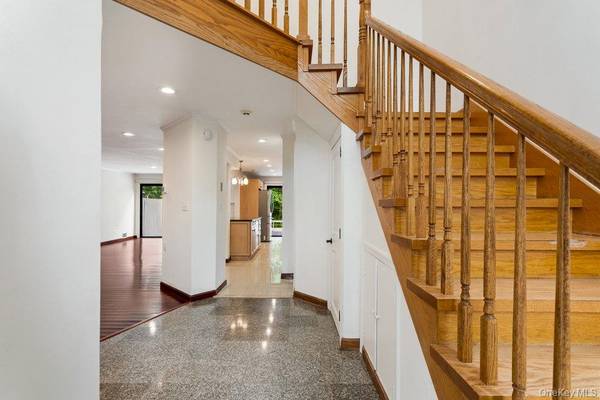 41 E View CT, Jericho, NY 11753