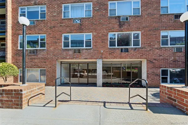 101 Lincoln AVE #4h, Mineola, NY 11501