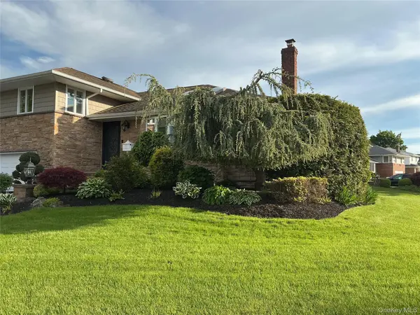 909 Berkshire DR, Westbury, NY 11590