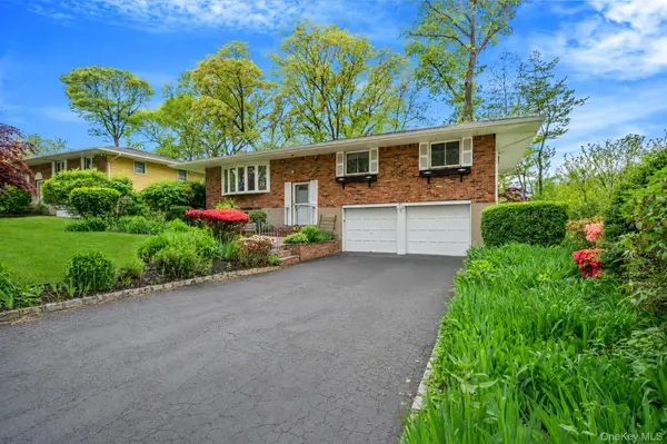 44 Mackay DR, Hauppauge, NY 11788