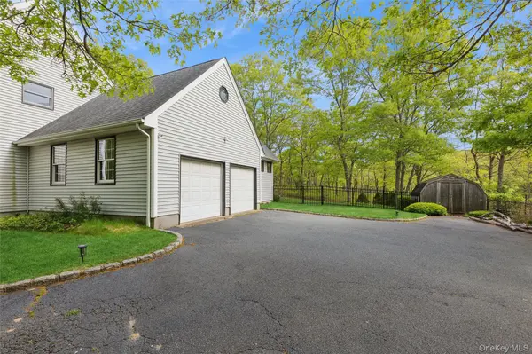2 Red Creek CIR, Hampton Bays, NY 11946