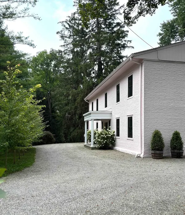 2461 Salt Point TPKE, Clinton Corners, NY 12514