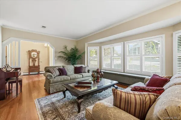 19 Fox LN, Dix Hills, NY 11746