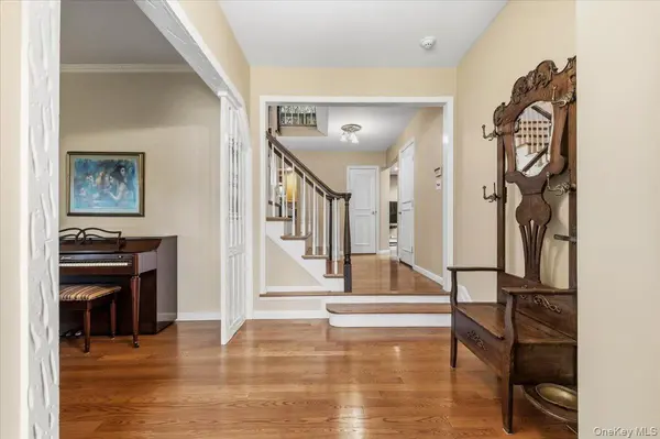 19 Fox LN, Dix Hills, NY 11746