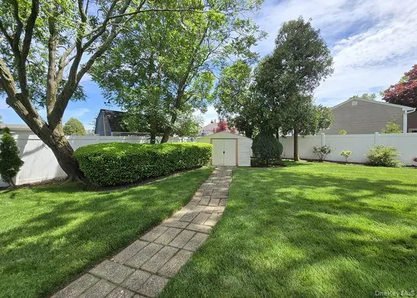 15 6th AVE, Farmingdale, NY 11735