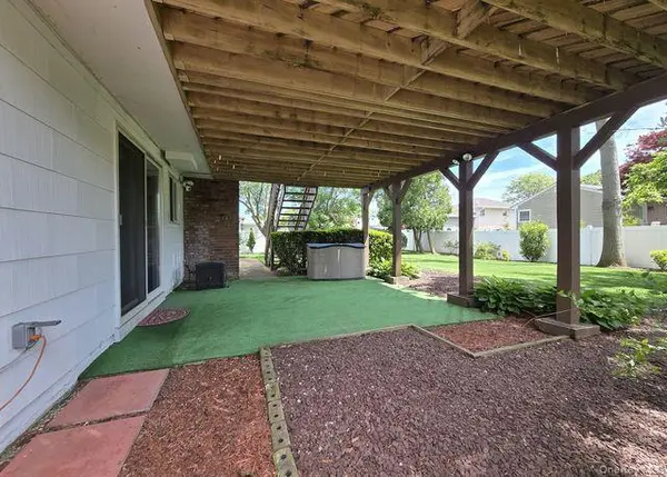 15 6th AVE, Farmingdale, NY 11735