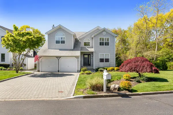 1 Fairwind CT,  Oakdale,  NY 11769