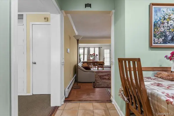 57 Meeting LN, Hicksville, NY 11801