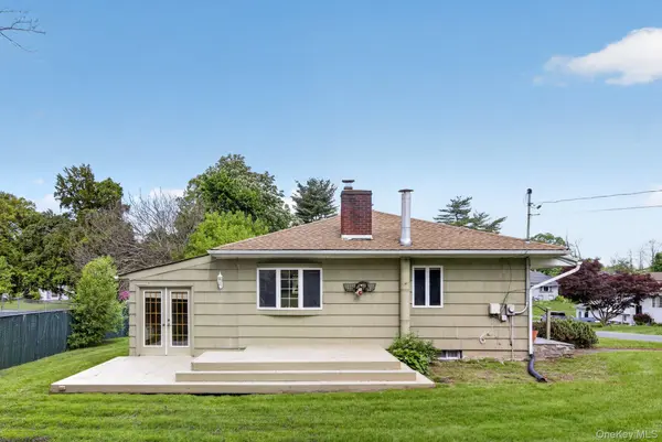21 Stonecrest DR, New Windsor, NY 12553