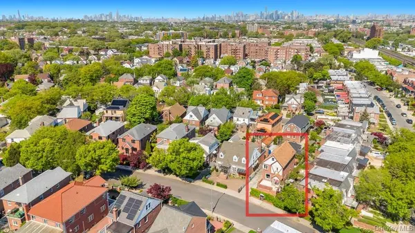 6210 Boelsen CRES, Rego Park, NY 11374