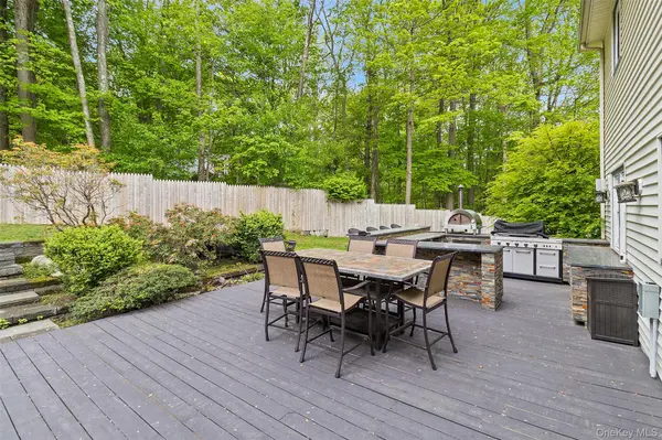 2 Watergate DR, Amawalk, NY 10501