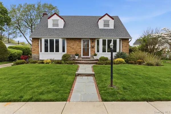 34 Park CIR, New Hyde Park, NY 11040