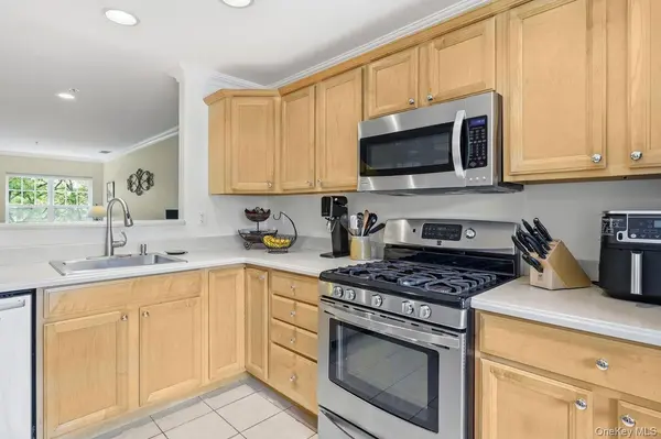 324 Viewpoint TER, Peekskill, NY 10566