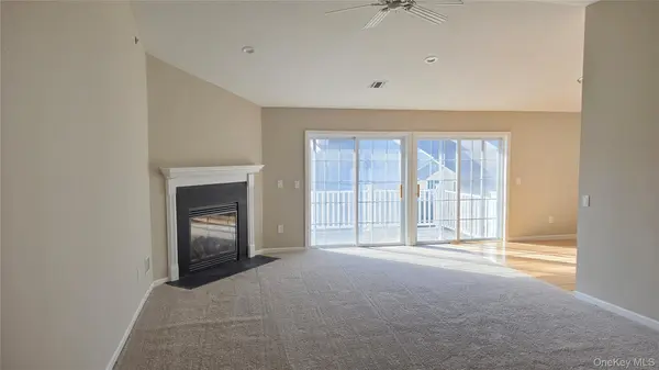 26 Rose LN, Mount Sinai, NY 11766