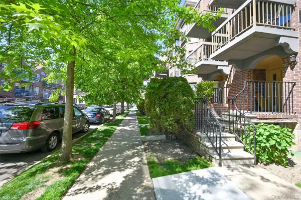 71-21 163rd ST #3202, Fresh Meadows, NY 11365
