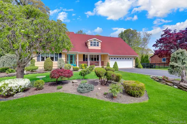 5 Merlin LN, East Setauket, NY 11733